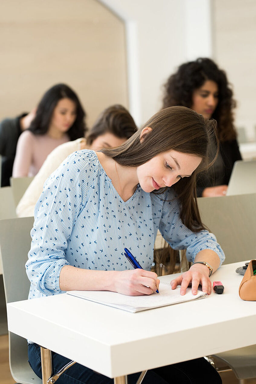 Studierende schreibt 