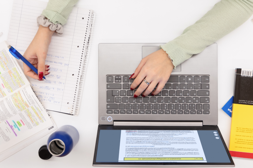 Laptop und Notizblock auf Tisch